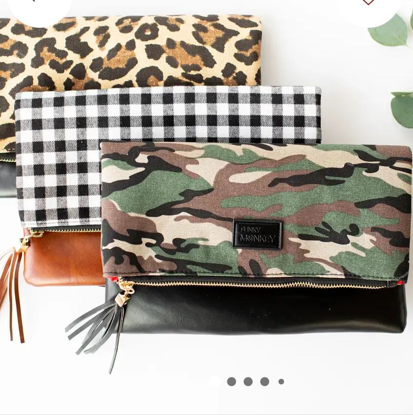 Foldover wristlet clutch