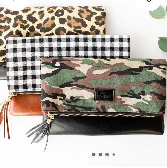 Foldover wristlet clutch